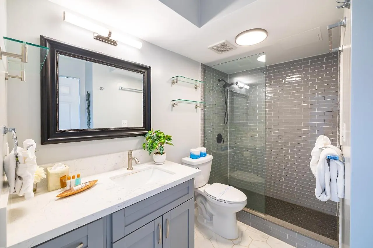 Tropical Retreat Near Waikiki Beach With Parking Honolulu