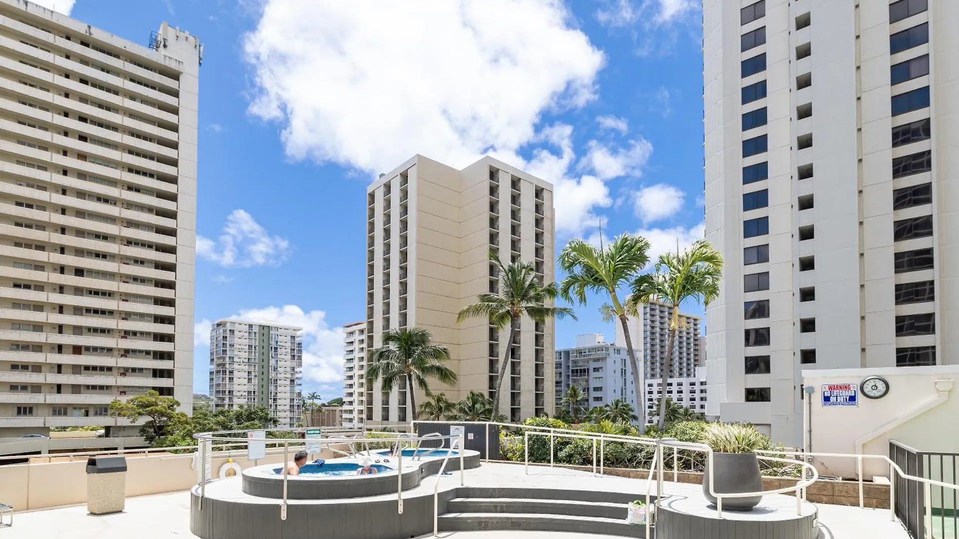 Tropical Retreat Near Waikiki Beach With Parking Honolulu Apartment