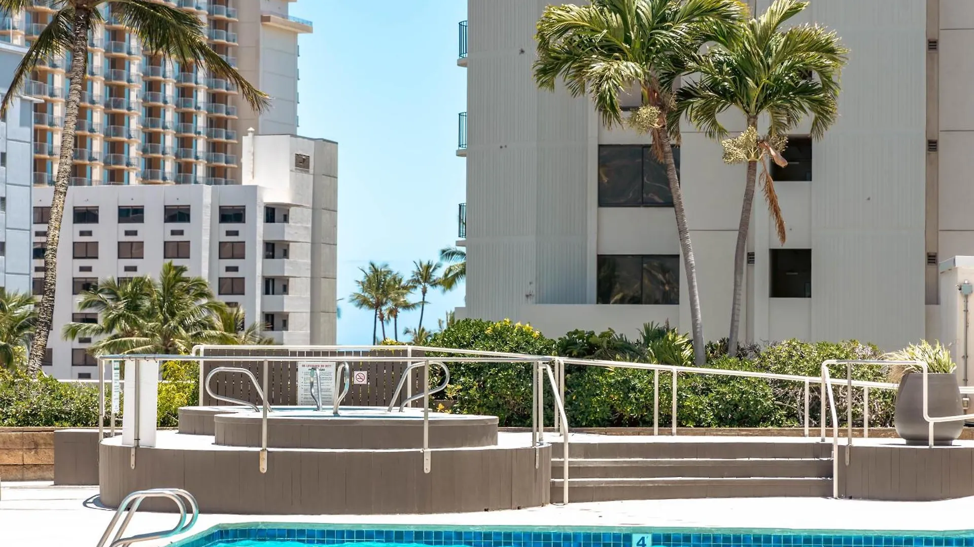 Tropical Retreat Near Waikiki Beach With Parking Honolulu Apartment